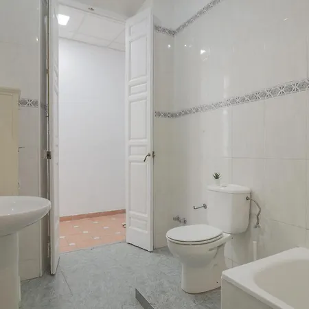 C67 - Shiny 6 Bedrooms In Plaza De La Merced 아파트 말라가